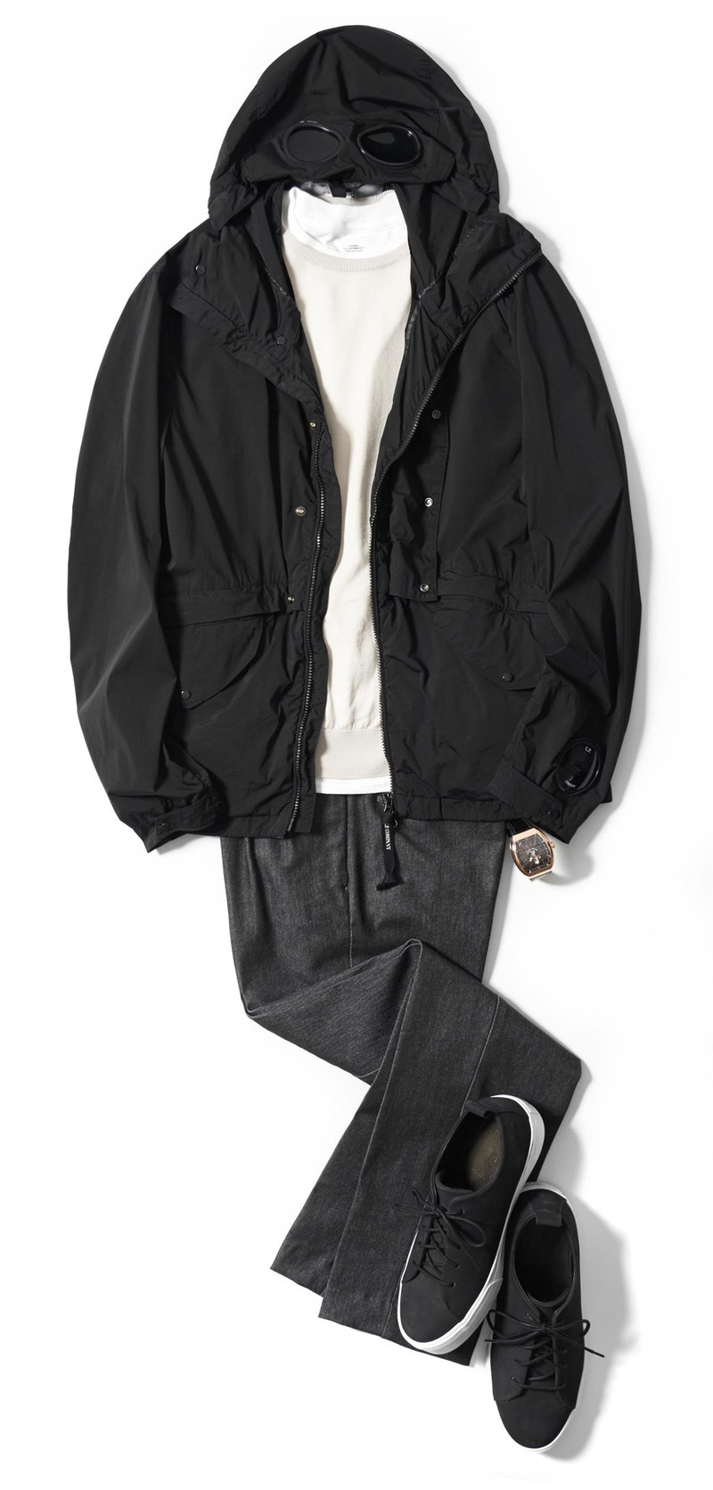 パーカ9万円/C.P.カンパニー(トライステイト ジャパン)、ニット2万8000円/ジョン スメドレー(リーミルズ エージェンシー)、Tシャツ6500円/ベドウィン(ザ ハートブレイカーズ)、パンツ3万2000円/タリアトーレ(トレメッツォ)、靴2万4000円/サタデーズ ニューヨーク シティ(サタデーズ ニューヨーク シティ)、時計225万円/フランク ミュラー(フランク ミュラー ウォッチランド東京)