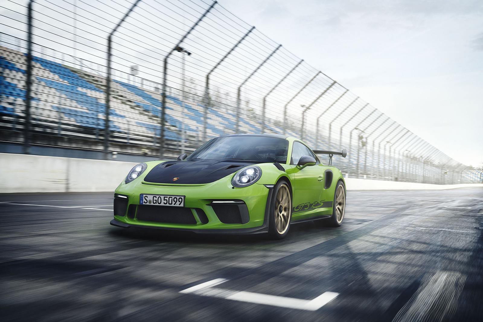 ポルシェ911GT3RS「ヴァイザッハパッケージ」は383kW（520ps）の4リッターエンジンを1430kgのボディに搭載し、静止から100km/hを3.2秒で加速