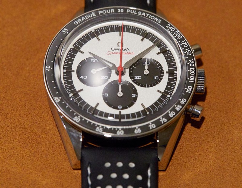 『スピードマスター CK2998 パルスメーター』手巻き、SSケース（39.7mm）、パンチング加工を施したブラックレザー＆ホワイトラバーストラップ。世界限定2998本。5月発売予定。62万円（予価）／オメガ（オメガお客様センター）