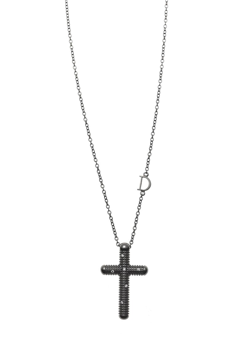 ブラックブルニート加工による渋い色合いのクロスが男っぽくセクシーな雰囲気を醸成! じつはこちら中田英寿氏とのよるコラボ作で、収益の一部は慈善活動に寄付されます。18KWG×ダイヤモンド。18万1000円/ダミアーニ(ダミアーニ 銀座タワー)