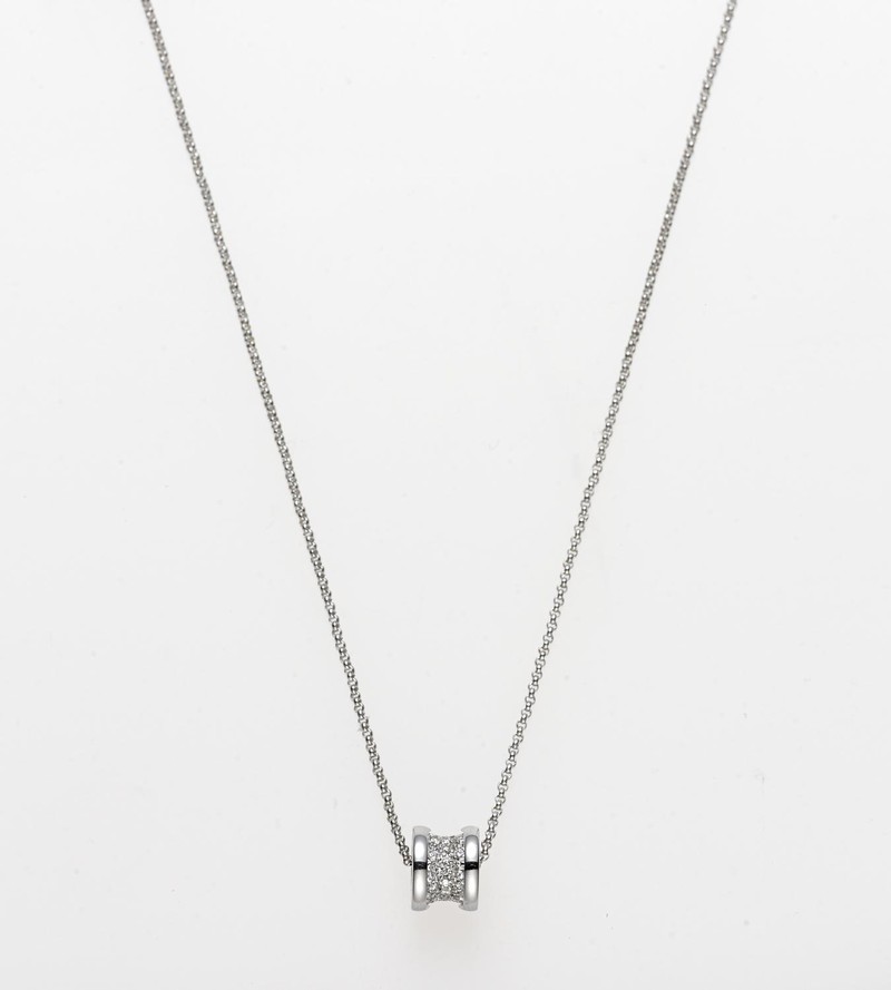 ブルガリ・ブルガリと並ぶ二大定番「ビー・ゼロワン」をミニサイズのペンダントにアレンジ。18Kホワイトゴールドでバヴェダイヤをサンドイッチしています。35万5000円/ブルガリ(ブルガリ ジャパン)