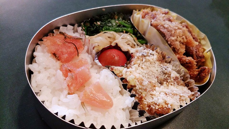 2018年5月1日、332個めの弁当。「牛肉のミルフィーユチーズカツ。ポテトと挽肉のグラタン。モヤシとほうれん草のナムル。プチトマト。昆布明太子乗せご飯。連休の中日は親子ともに会社と学校。こっちは休むという選択肢もあるが、彼女にはないのが辛いね。製作所要時間30分」（柏原氏のインスタより）