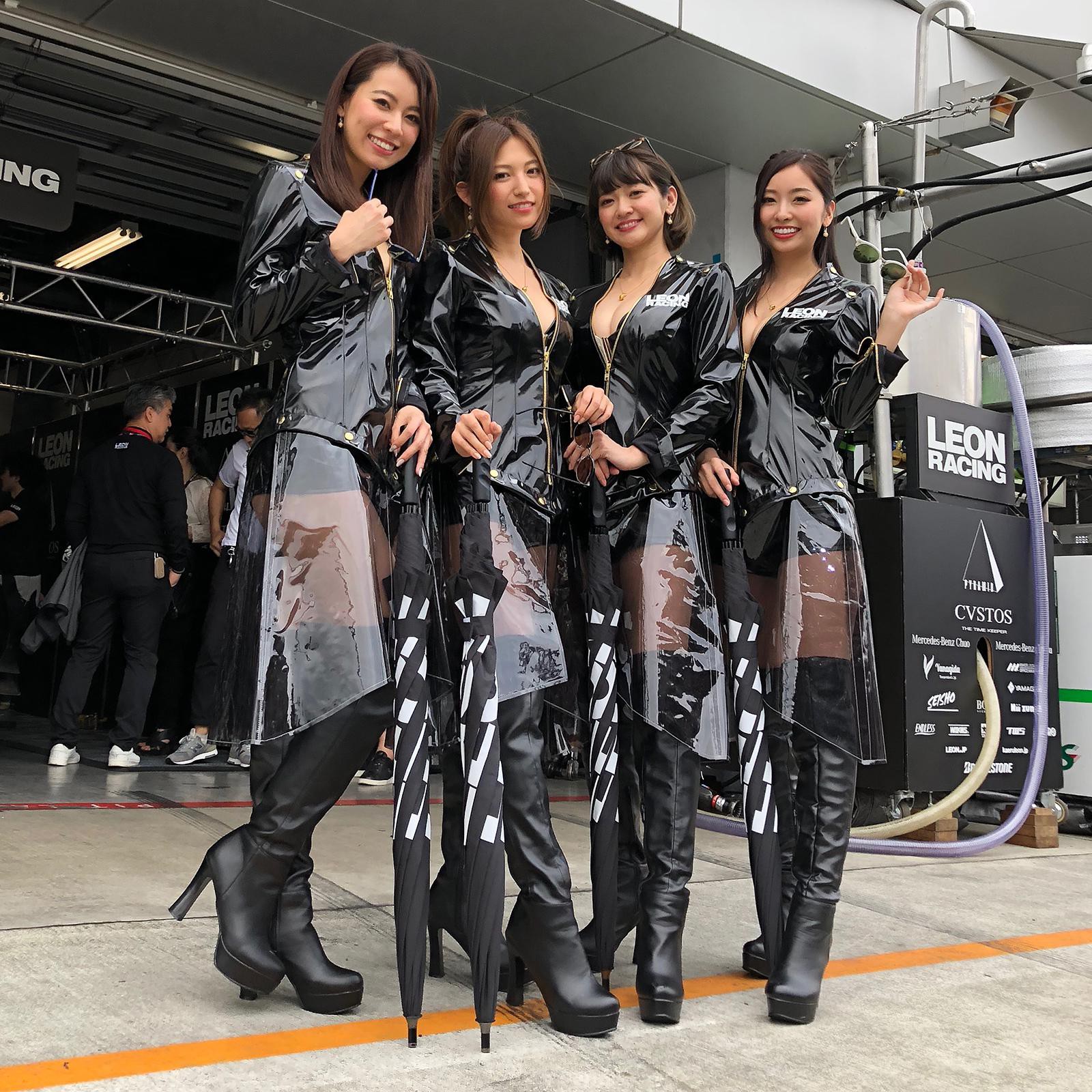 LEON RACING LADYの4人（左から平野杏梨、市原彩花、柳沼陽菜、南 真琴）も大人気！　スケルトンのスカートに胸元の開いたコスチュームが話題沸騰中だ。　