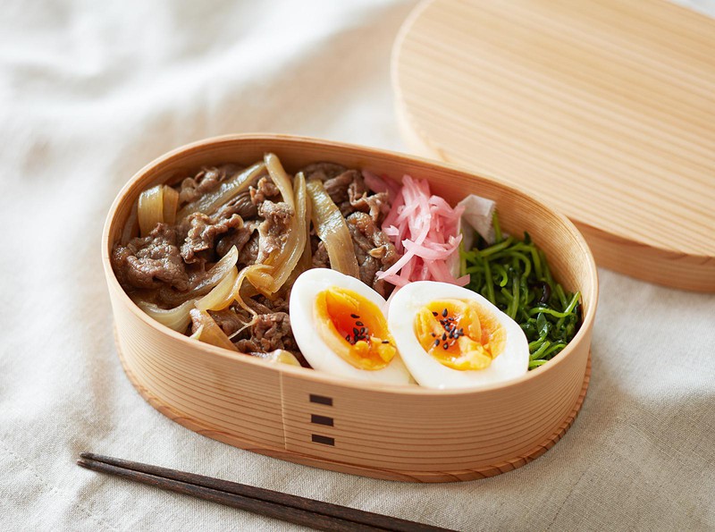 牛肉と玉ねぎを甘辛く煮た“牛丼のもと”でごはんがすすむ、すすむ。