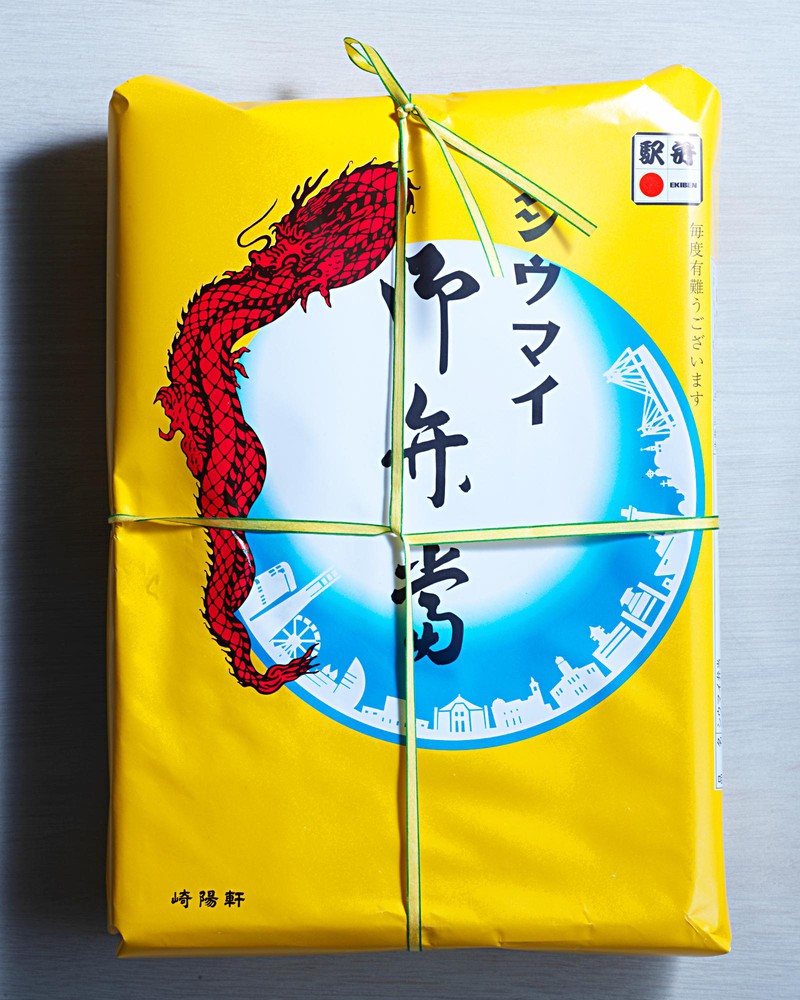 横浜工場で製造されたものは昔ながらの掛け紙にヒモがかけられています。でも……