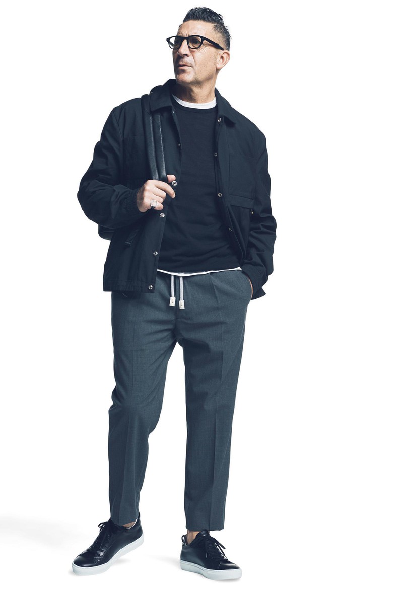 パンツ2万9000円／コロリオ バイ アントレ アミ（インターブリッジ）、ジャケット8万4000円／ゴールデン グース デラックス ブランド（ゴールデン グース デラックス ブランド 青山）、ニット1万5000円／デヴォレ インチピット（バインド ピーアール）、Tシャツ7800円／ヴィルーム（タトラス ジャパン）、メガネ2万7000円／モスコット（モスコット トウキョウ）、リング5万8000円／トムウッド（タトラス&ストラダエスト）、バッグ4万4000円／ディーゼル（ディーゼル ジャパン）、靴2万1000円／エーエムビー（ハイブリッジ インターナショナル）