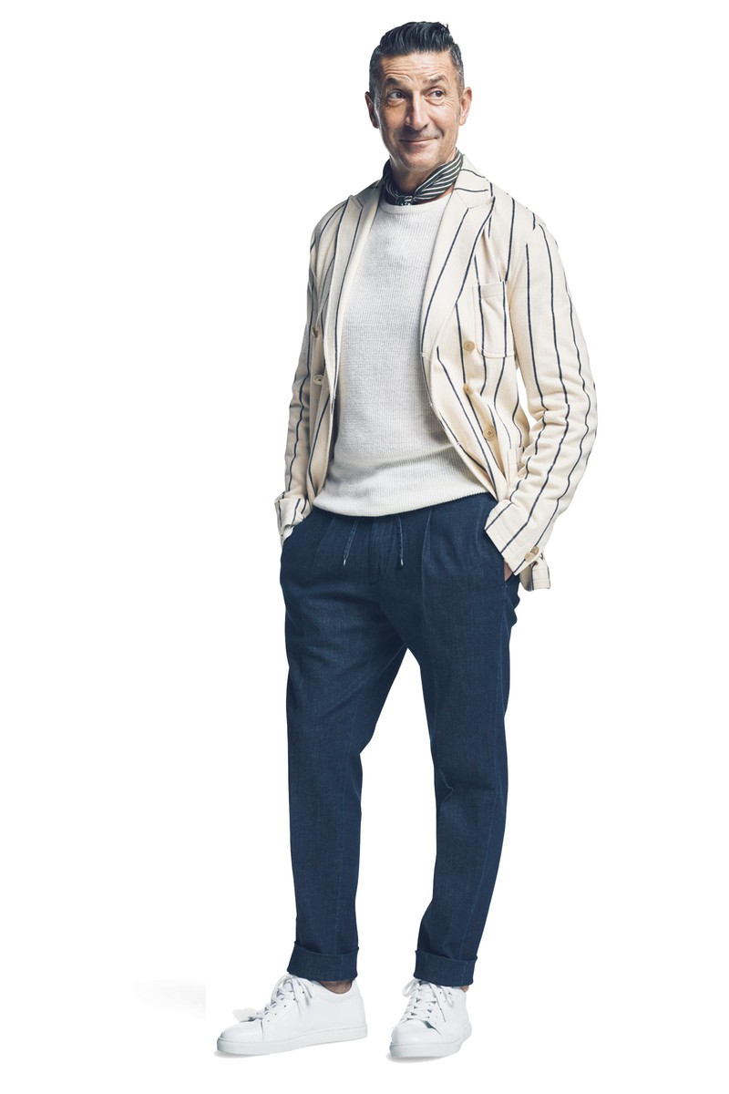 デニム2万3000円／ジャブス アルキヴィオ（ビームス ハウス 丸の内）、ジャケット8万8000円／ザ・ジジ、スカーフ7800円／アルテア（ともにアスティーレ ハウス）、ニット2万8000円／アンドレア フェンツィ（ビームス ハウス 丸の内）、靴4万円／パント フォラドーロ（カメイ・プロアクト）