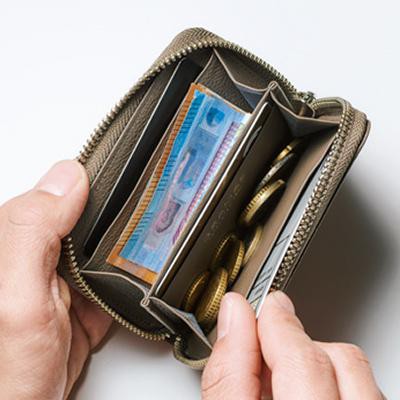 近年人気のラウンドジップ財布が小型化して続々登場中！ | メンズ