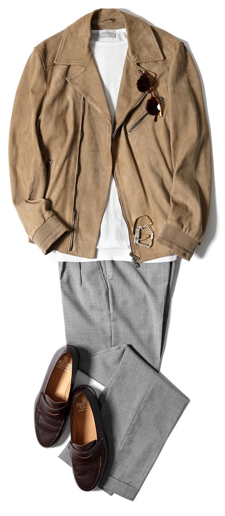 ベージュブルゾン??万????円/エンメティ(バインド ピーアール)、白ニット2万4000円/ジョン スメドレー(リーミルズ エージェンシー)、グレーパンツ2万6000円/ジェルマーノ(バインド ピーアール)、ゴールドバングル13万5000円、プレート付きブレスレット9万2000円/ともにバニー(ディプトリクス)、サングラス5万5000円/アイヴァン 7285(アイヴァン 7285 トウキョウ)、シューズ7万6000円/クロケット&ジョーンズ(グリフィンインターナショナル)