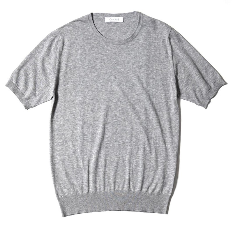 ライトグレーニットTシャツ5万2000円/クルチアーニ(クルチアーニ 銀座店)
