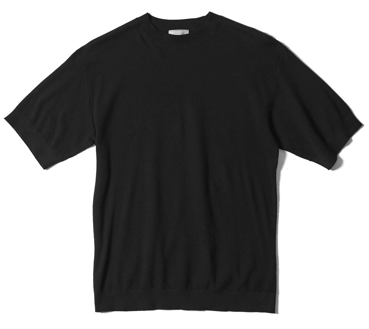 黒ニットTシャツ1万8000円／マーガレット・ハウエル（アングローバル）