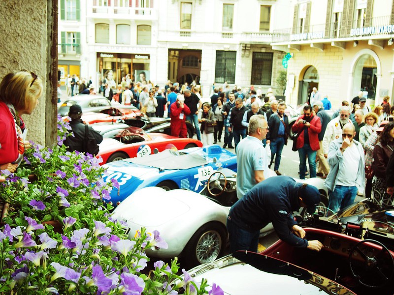 男性陣はもちろん、おばあちゃんから子供まで、みんなカメラやスマホを片手に、名車と記念撮影。例年、この時期は雨が降ることが多いそうですが、今年のスタート日は晴れでした!