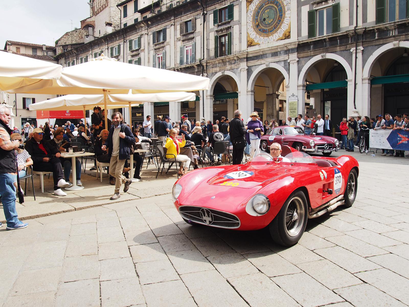 前方は1955年製のマセラティ 300 Spider Fantuzzi。後ろはW198として知られる1955年製のメルセデス 300SLクーペ。昔の車は車体がこんなに小さかったのか、と今更ながら驚きます。現代のスーパーカーを買うのとはまた違う、真に余裕のある方のみが享受できる贅沢のなかの贅沢ですね。憧れてしまいます。