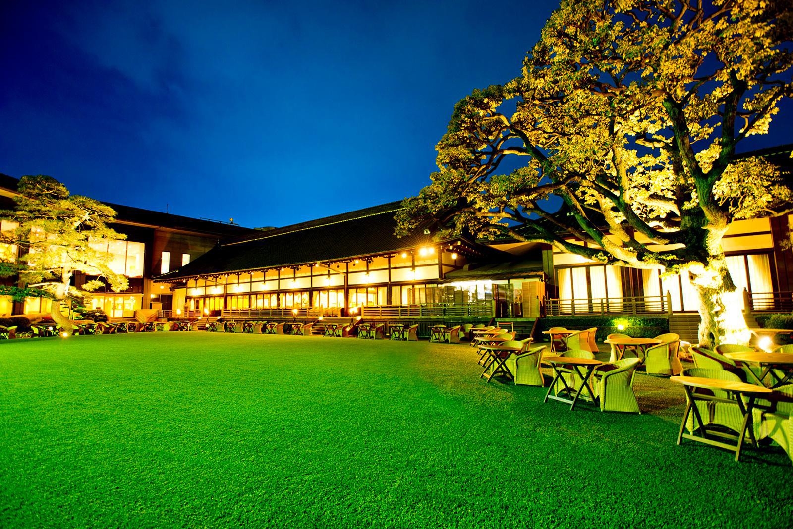 ビアガーデン「ビアテラス鶺鴒(せきれい)」庭園(夜)