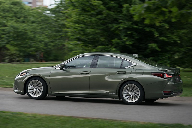 ルーフからリアにかけて大きなウィンドウを持ちクーペ的なシルエットが意識されている(写真は大きなスポイラーを備えたFスポーツ)