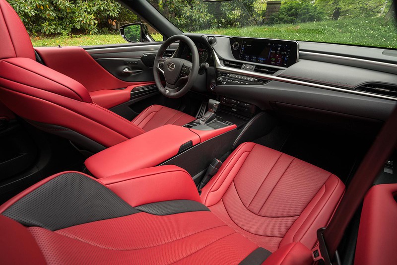 居心地のいいインテリア(写真はFスポーツ)