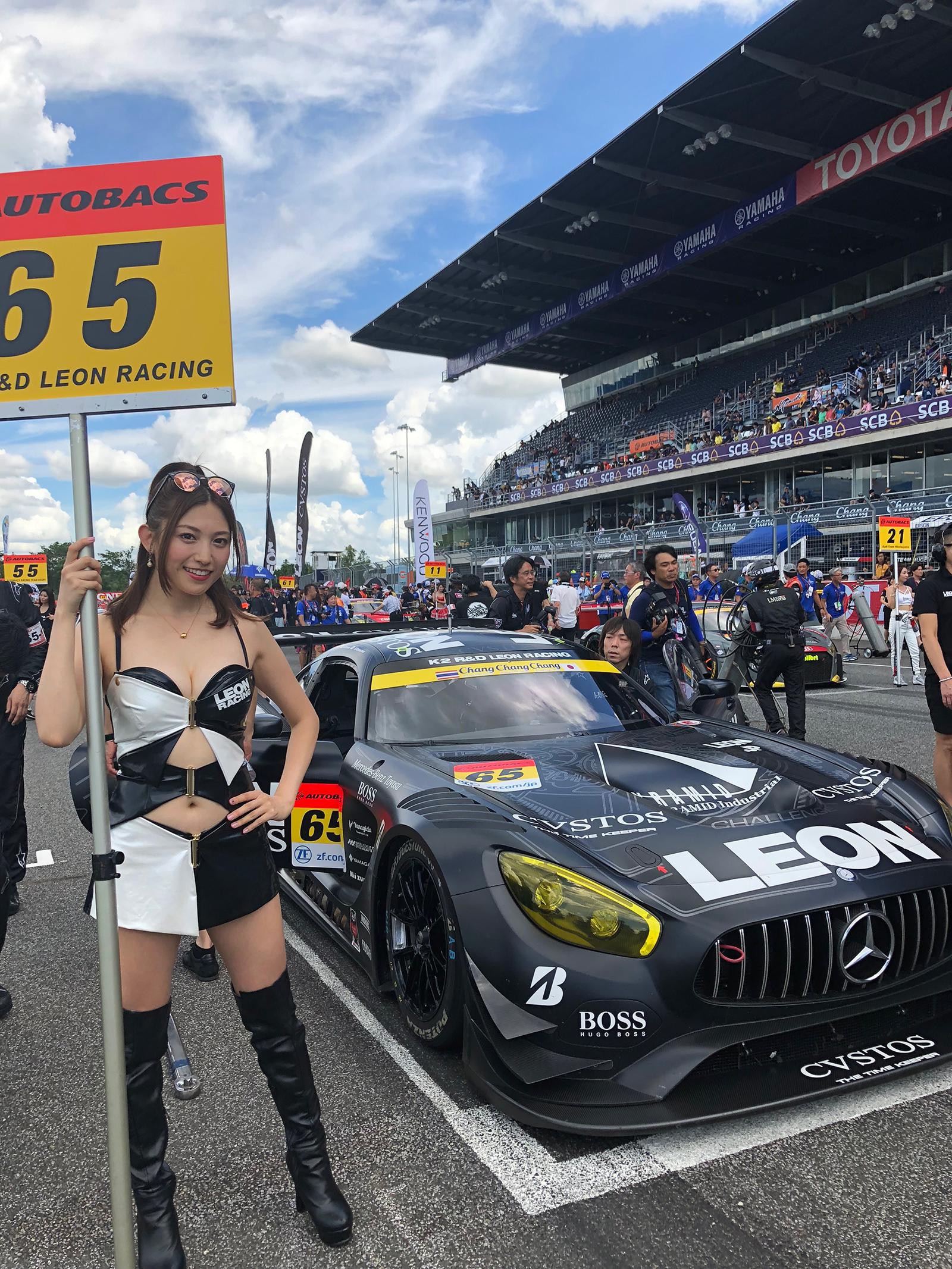 車列を割っていちばん先頭、ポールポジションにつけるLEON RACINGのマシン。炎天下のグリッドではLEON RACING LADYの市原彩花がお出迎え。