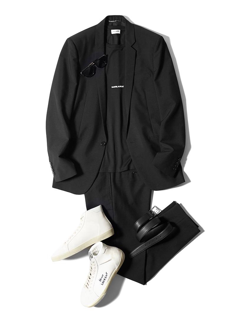 カットソー5万円、ジャケット30万円、パンツ8万5000円、サングラス3万9000円、ベルト4万5000円、靴10万円/すべてサンローラン(イヴ・サンローラン)