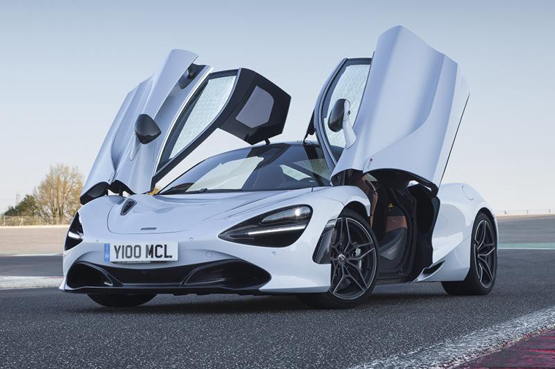 720馬力の「720S」をはじめマクラーレン車はバタフライドアを備える