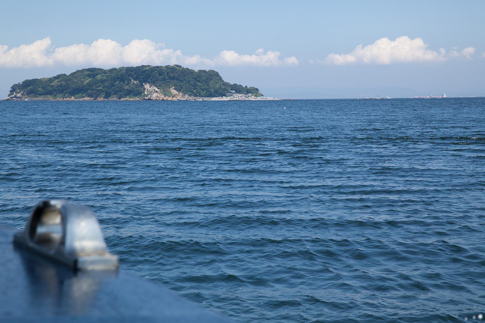 船の中から外を見渡せば、徐々に大きくなる猿島に自然と胸が高鳴ります。到着するまでのこの時間が、エスケープ感を盛り上げる演出に一役買って。