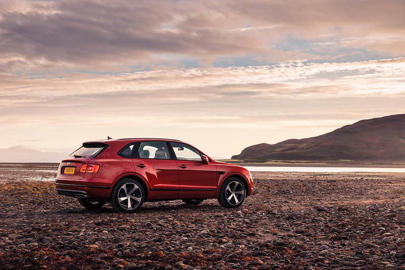 ベンテイガV8 / 最先端のトルセン・オールホイールドライブ(AWD)システムにより高いオフロード性能を誇る