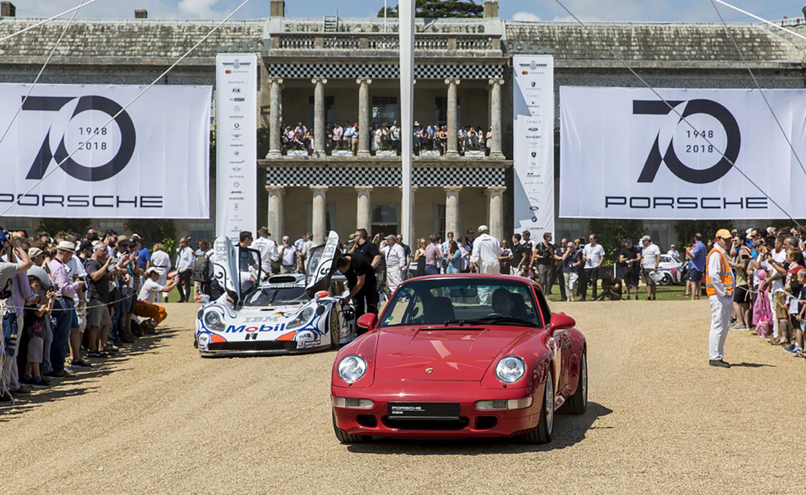 手前が993型911で、左奥は98年の911GT1