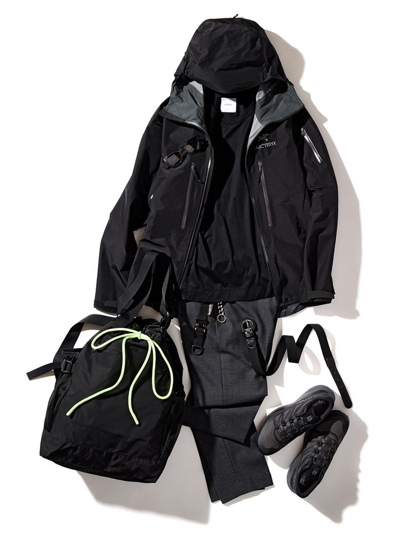 ブルゾン10万円/アークテリクス(ビームス 原宿)、カットソー7800円/スローン、パンツ2万8000円/ベルウィッチ(アスティーレ ハウス)、サングラス2万9000円/イエローズプラス(デコラ)、バックパック2万3000円/ソーイ(エム アイ ユー)、キーチェーン(左)1万2000円/エリミネイター×バッグジャック(エリミネイター)、キーチェーン(右)4万8000円/シンパシー・オブ・ソウル(S.O.S fp 恵比寿本店)、ベルト5万円/ユナイテッドアローズ(ザ ソブリンハウス)、靴1万5000円/サロモン(サロモン コールセンター/アメア スポーツ ジャパン)