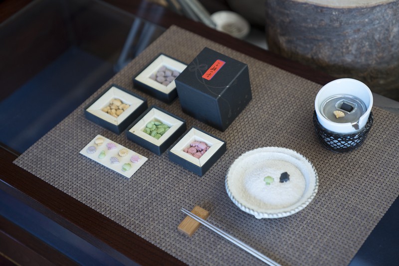 店内には香りにまつわる品が揃っています。写真左は春夏秋冬の季節の移ろいを香りで表現した4種類の印香をセットにした「印香 姫の香」3024円(税込み)。右上の香炉と印香のセット「姫の香/ひいな香炉セット」8262円(税込み)もあり。