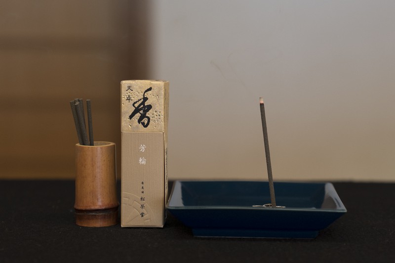 深みのある自然な残り香が楽しめる「芳輪 天平」。気品の高い和の香りとして人気があります。20本入り2160円(税込み)。