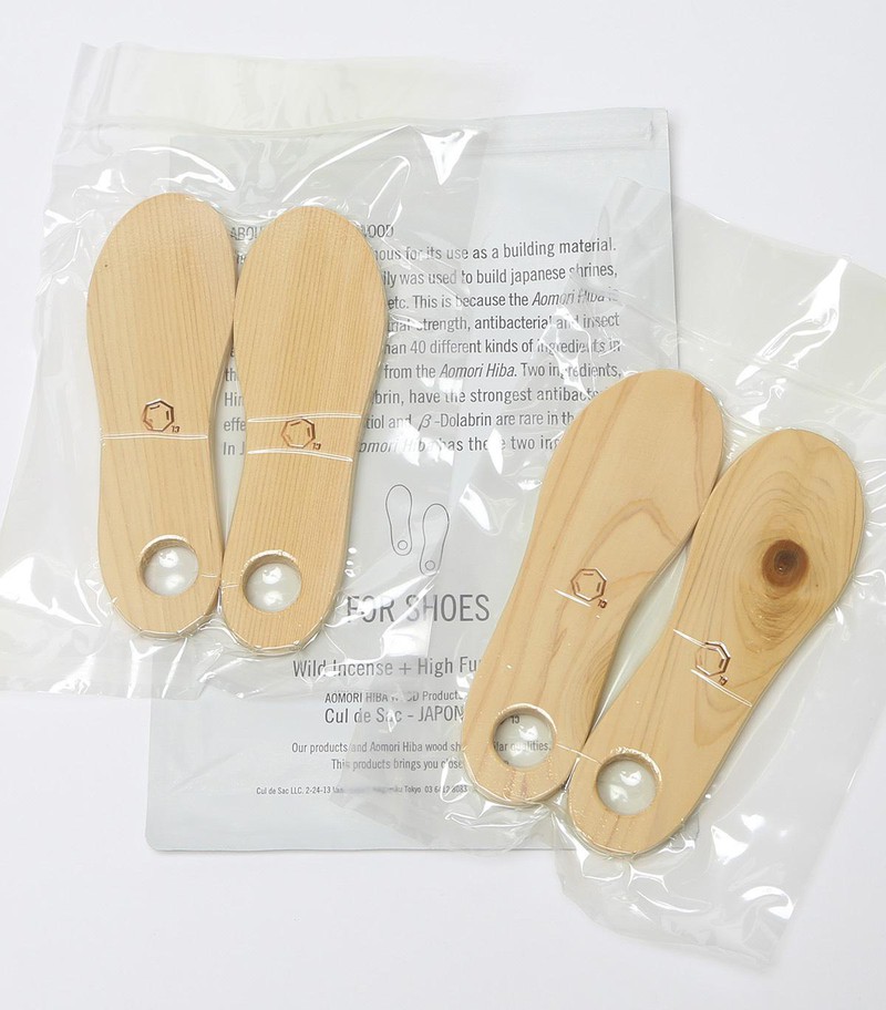 Cul de Sac-JaponのHIBAシューズ(2足分セット、3456円)。木の香りが薄くなってきたらサンドペーパーをかけたり、青森ヒバ精油を垂らすことで再利用も。