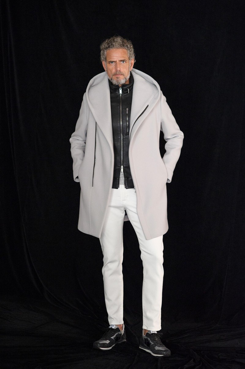 コート10万円、ブルゾン16万5000円/ともにジュンハシモト、カットソー1万6800円/ルックシー、パンツ2万6000円/ジュンハシモト×エドウィン、靴3万7000円/アトランティック スターズ