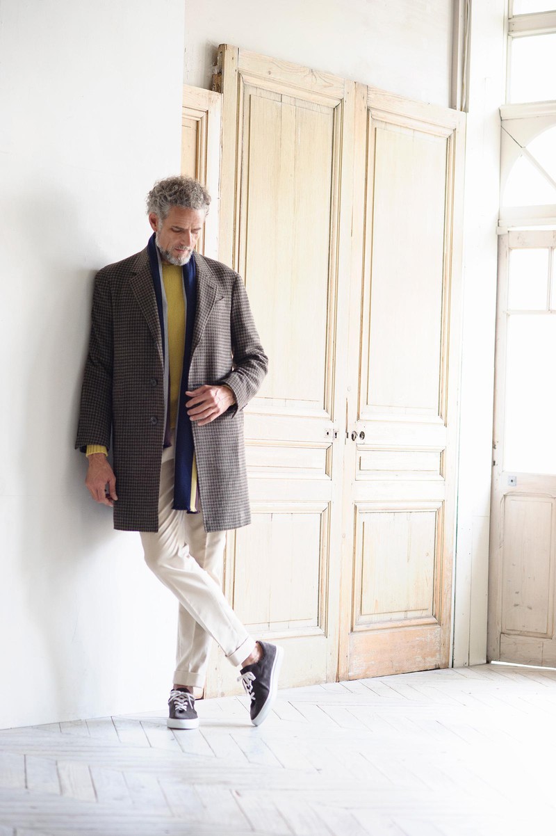 コート16万円、パンツ3万9000円/ともにカルーゾ、ニット2万1000円/ウィリアム ロッキー フォー ユナイテッドアローズ、マフラー1万2000円/フラテッリ ルイージ、靴4万6000円/ソロヴィエール