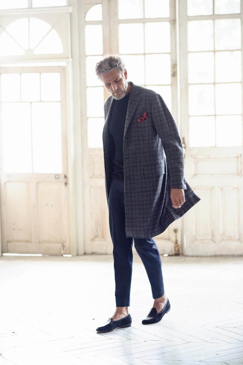 コート28万円/ルカ グラッシア、ニット3万2000円/ジョン スメドレー、チーフ6000円/エリコ フォルミコラ、パンツ1万9800円/エストネーション、靴15万円/ボードイン アンド ランジ