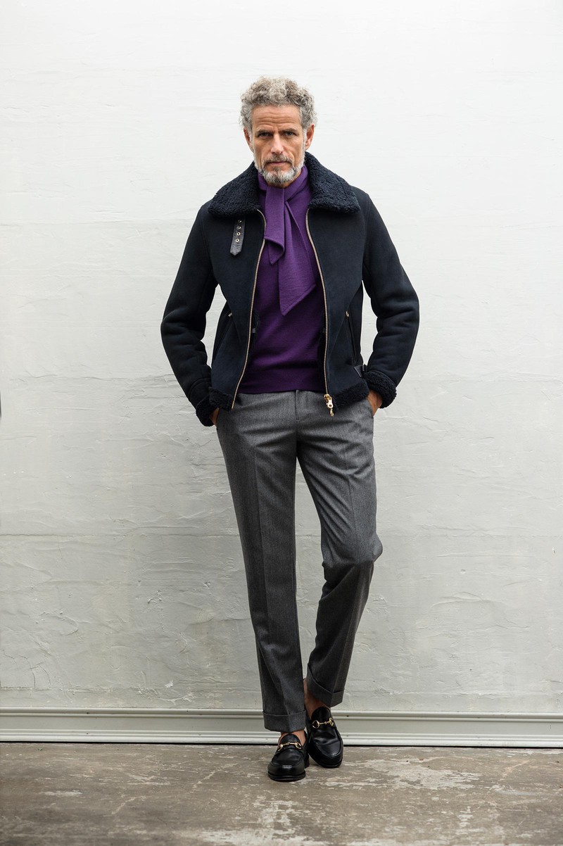 ブルゾン23万円/チンクワンタ、ニット2万3000円、ストール1万円、パンツ2万7000円、靴3万9000円/すべてデザインワークス