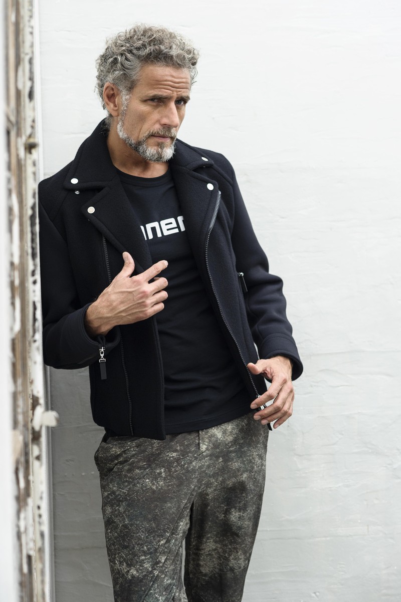 ブルゾン7万8000円、カットソー8800円、パンツ3万3000円/すべてエネーレ