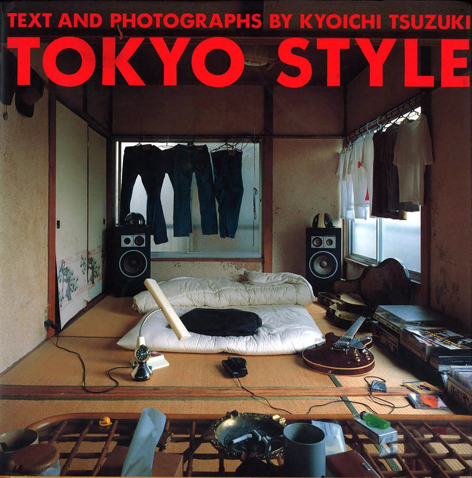 『TOKYO STYLE』。1990年初頭、バブル崩壊前後の都内で撮影された、ラグジュアリーとは無縁の極めてリアルな東京の居住空間をパッケージした写真集。“これが我が宇宙”といわんばかりに、ごちゃごちゃとした小さな部屋で快適に暮らす彼等の「トウキョウ・スタイル」は、マスコミが紹介するような美しき日本のイメージとはかけ離れた異境だった。撮影時期からおよそ 25年を経て、未収録カットやフォローアップ記事などを新たに加え、電子書籍版となって堂々再リリースされた。