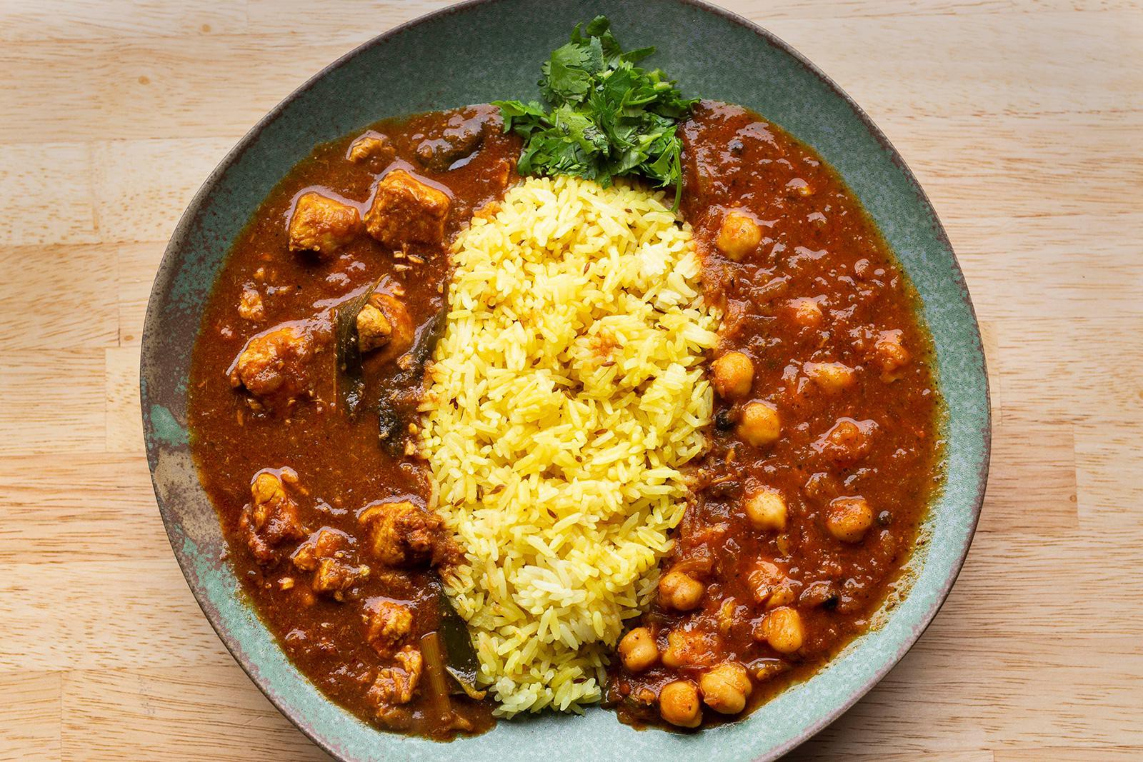 「スパイスバル コザブロ」のカレー、サメのカレーとチャナ(豆)のカレー2種あいがけ(レギュラーサイズ)1200円
