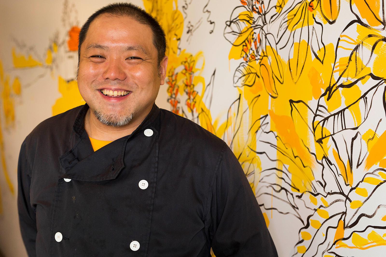 スパイスの基礎を伝授してくれ、自由研究につきあってくれた菅原孝三郎さんは、焼き鳥屋志望からスパイス料理へたどりついた変わり種。その自由なスパイスの使いこなしがカレーファンの注目を浴びている。