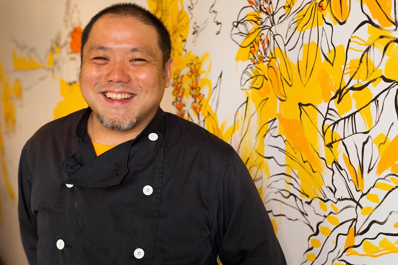 スパイスの基礎を伝授してくれ、自由研究につきあってくれた菅原孝三郎さんは、焼き鳥屋志望からスパイス料理へたどりついた変わり種。その自由なスパイスの使いこなしがカレーファンの注目を浴びている。
