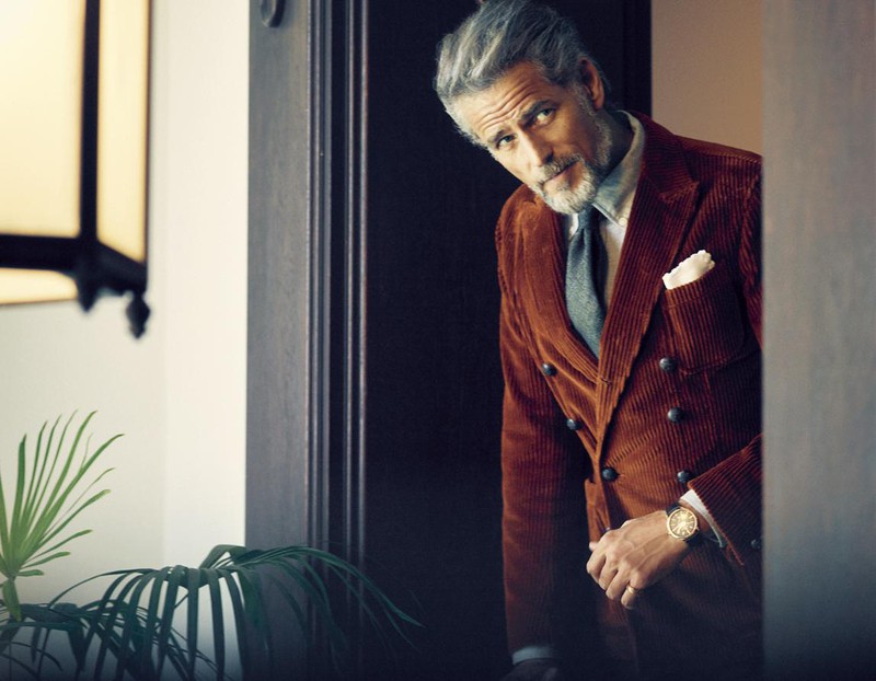 10万5000円/ザ・ジジ(アマン)、シャツ1万9000円/マッキントッシュ ロンドン(SANYO SHOKAI)、タイ2万5000円/フランコ ミヌッチ(バーニーズ ニューヨーク カスタマーセンター)、時計296万円/ヴァシュロン・コンスタンタン、チーフ4000円/フェアファクス(フェアファクスコレクティブ)