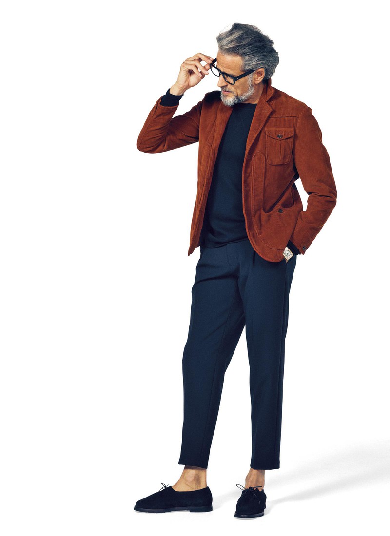 ジャケット5万8000円/カパルビオ(ビームス ハウス 丸の内)、ニット1万3000円/シーグリーン(タトラス ジャパン)、パンツ2万5000円/ジョゼフ オム(オンワード樫山 お客様相談室)、時計230万円/フランク ミュラー(フランク ミュラー ウォッチランド東京)、靴4万9000円/ソロヴィエール(ストラスブルゴ)、メガネ3万7000円/オリバー ゴールドスミス(オブジェ・イースト)