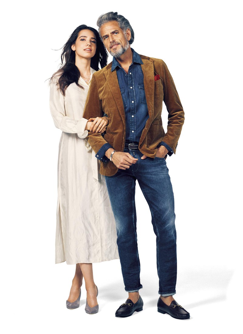 ジャケット3万6000円/マッキントッシュ フィロソフィー(SANYO SHOKAI)、男性●シャツ3万9500円/ベルスタッフ(ベルスタッフ 銀座ストア)、デニム3万円/リプレイ(ファッションボックスジャパン)、バングル4万6000円/シンパシー・オブ・ソウル(S.O.S fp 恵比寿本店)、チーフ1500円/フェアファクス(フェアファクスコレクティブ)、ベルト5万3000円/J&M デヴィッドソン(J&M デヴィッドソン 青山店)、靴3万6000円/ポルペッタ(ビームス ハウス 丸の内) 女性●ワンピース8万3000円/エリザベス アンド ジェームス(コロネット)、靴8万4000円/ジミー チュウ、ネックレス49万9000円/フレッド