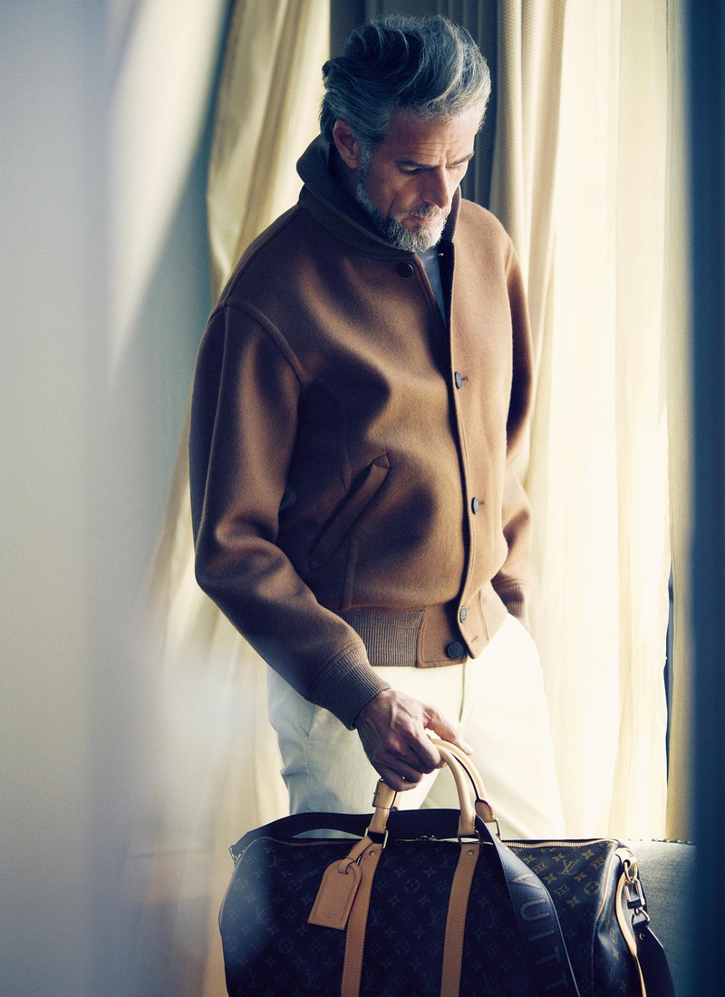 ブルゾン30万7000円、Tシャツ4万3000円、パンツ参考商品、バッグ19万8000円、ショルダーストラップ6万4000円/すべてルイ・ヴィトン(ルイ・ヴィトン クライアントサービス)