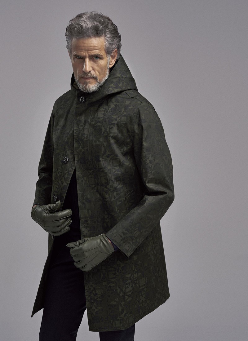 コート18万5000円/マッキントッシュ ロンドン(SANYO SHOKAI)、ニット3万3000円、パンツ2万9000円、グローブ1万9000円/すべてマッキントッシュ ロンドン(SANYO SHOKAI)