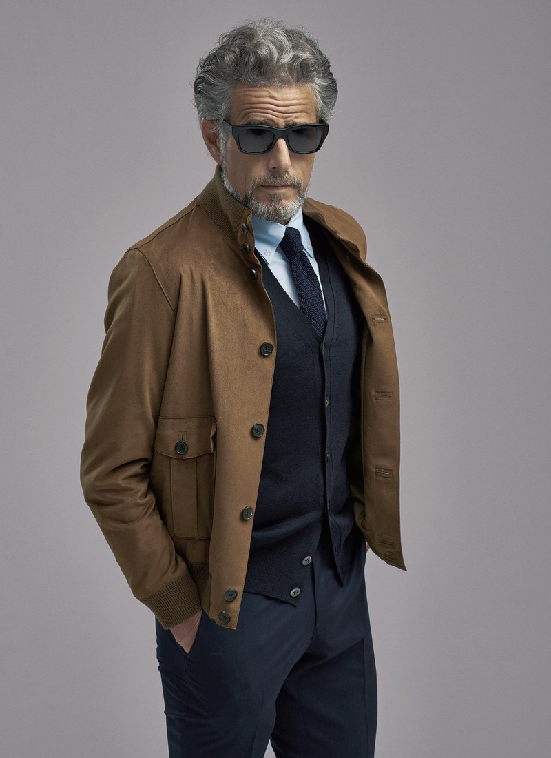 ブルゾン6万9000円/マッキントッシュ ロンドン(SANYO SHOKAI)、ベスト1万6000円、シャツ1万6000円、パンツ2万9000円、タイ1万6000円/すべてマッキントッシュ ロンドン、サングラス3万6000円/マッキントッシュ ロンドン×オリバー ゴールドスミス(すべてSANYO SHOKAI)