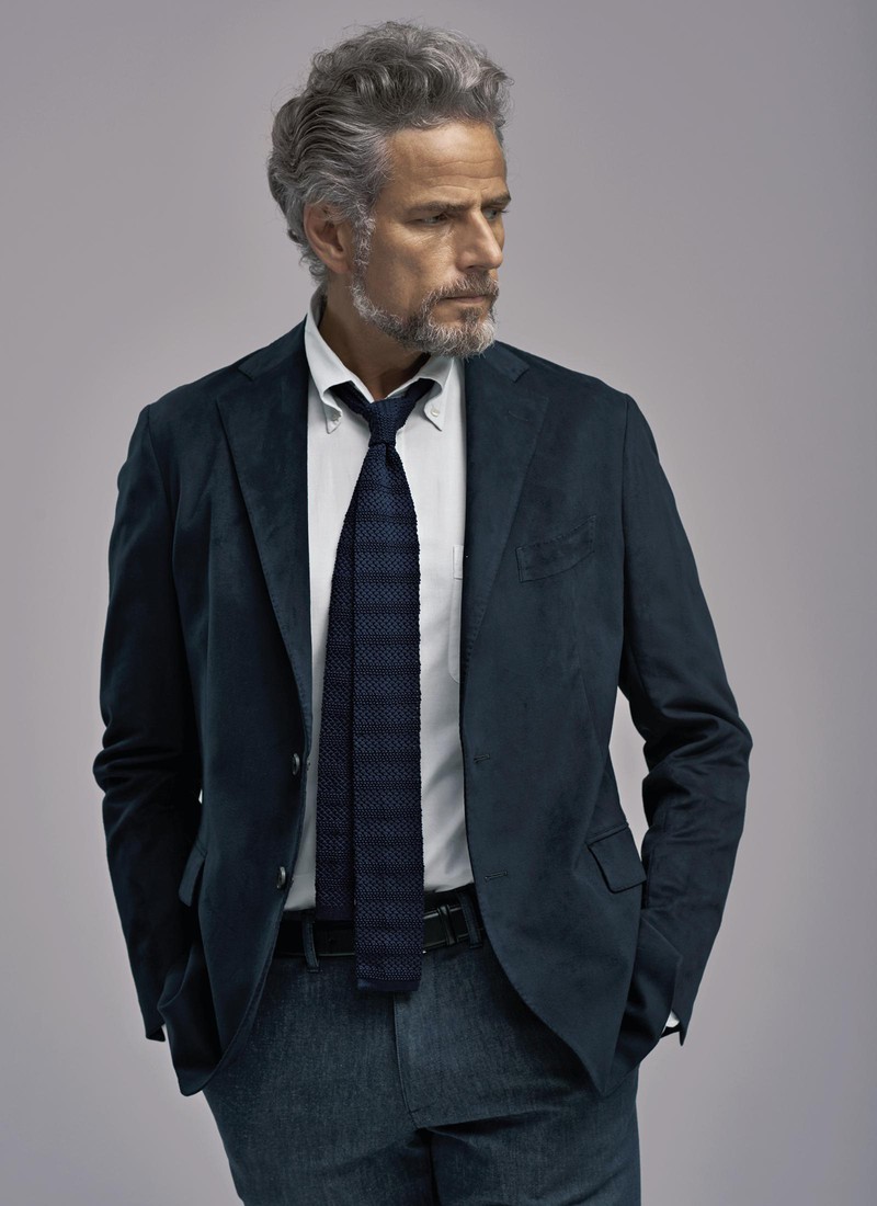 ジャケット6万6000円/マッキントッシュ ロンドン(SANYO SHOKAI)、シャツ1万6000円、パンツ2万6000円、タイ1万6000円、ベルト1万9000円/すべてマッキントッシュ ロンドン(SANYO SHOKAI)