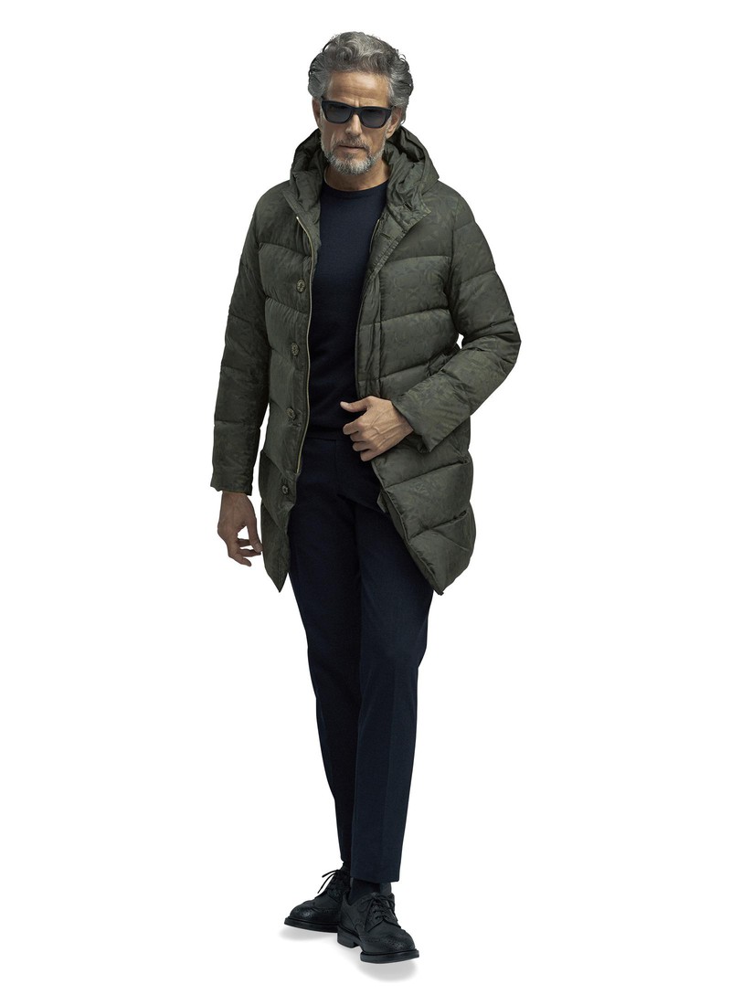 コート9万6000円/マッキントッシュ ロンドン(SANYO SHOKAI)、ニット1万9000円、パンツ2万3000円/ともにマッキントッシュ ロンドン、靴8万円/マッキントッシュ ロンドン×トリッカーズ、サングラス3万6000円/マッキントッシュ ロンドン×オリバー ゴールドスミス(すべてSANYO SHOKAI)