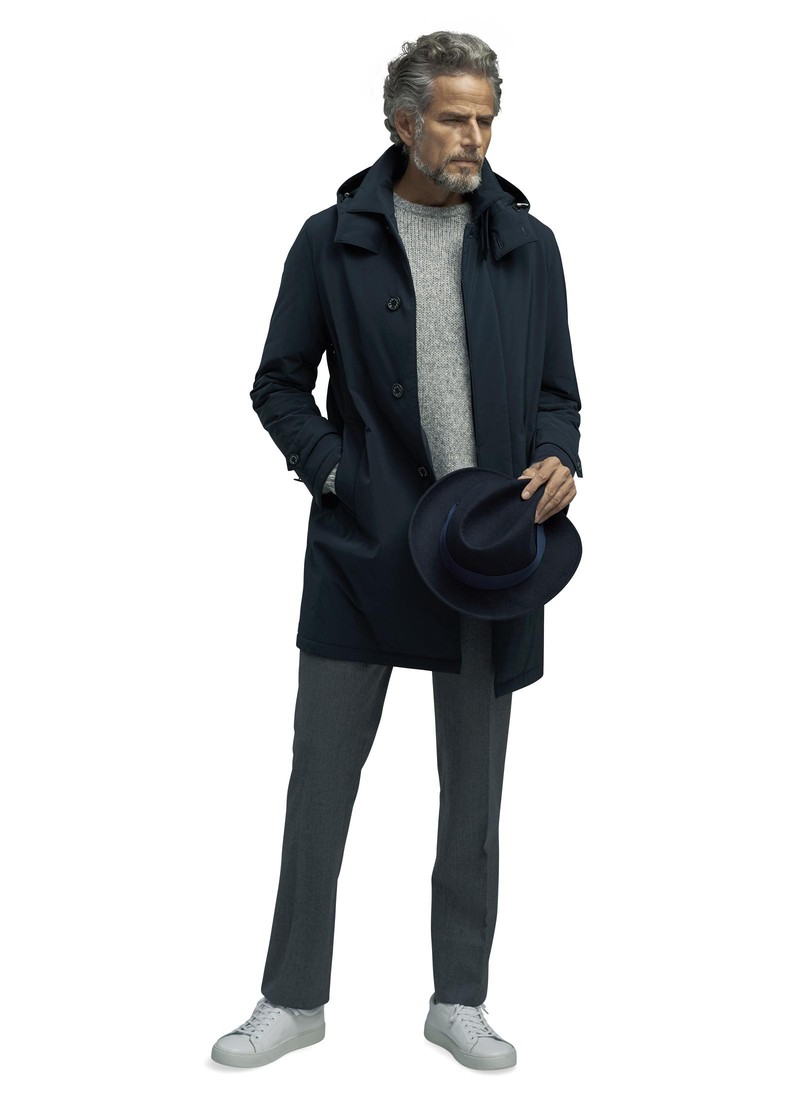 コート8万9000円/マッキントッシュ ロンドン(SANYO SHOKAI)、ニット3万3000円、パンツ3万3000円、ハット2万6000円/すべてマッキントッシュ ロンドン(SANYO SHOKAI)、そのほかはスタイリスト私物