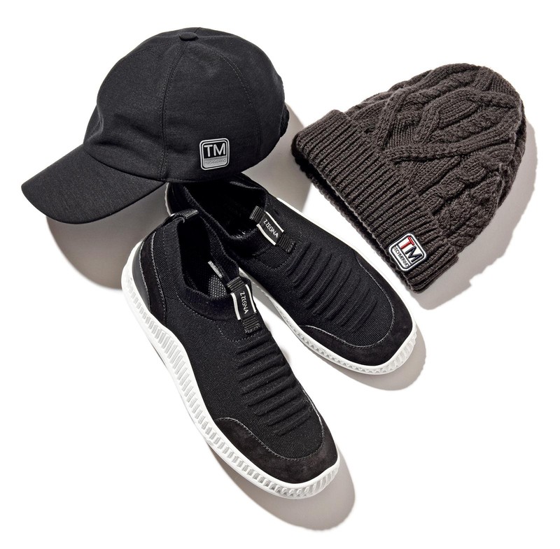 ニットアッパースニーカー6万9000円、ニットキャップ3万9000円、キャップ3万6000円 すべてジー ゼニア(ゼニア カスタマーサービス)