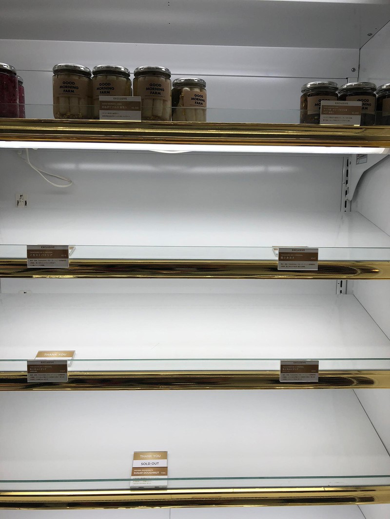 ほとんど売り切れ…の陳列棚。